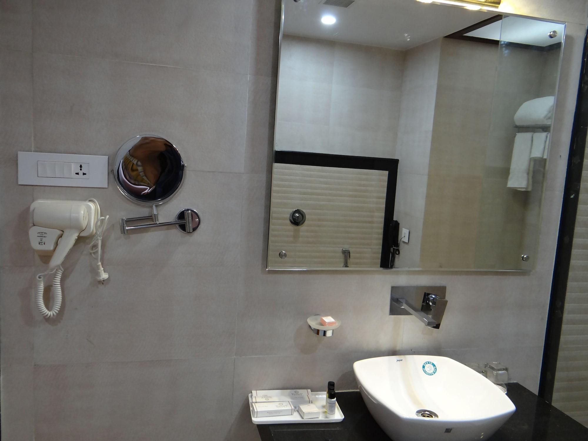 Hotel Tridev Varanasi Exterior foto