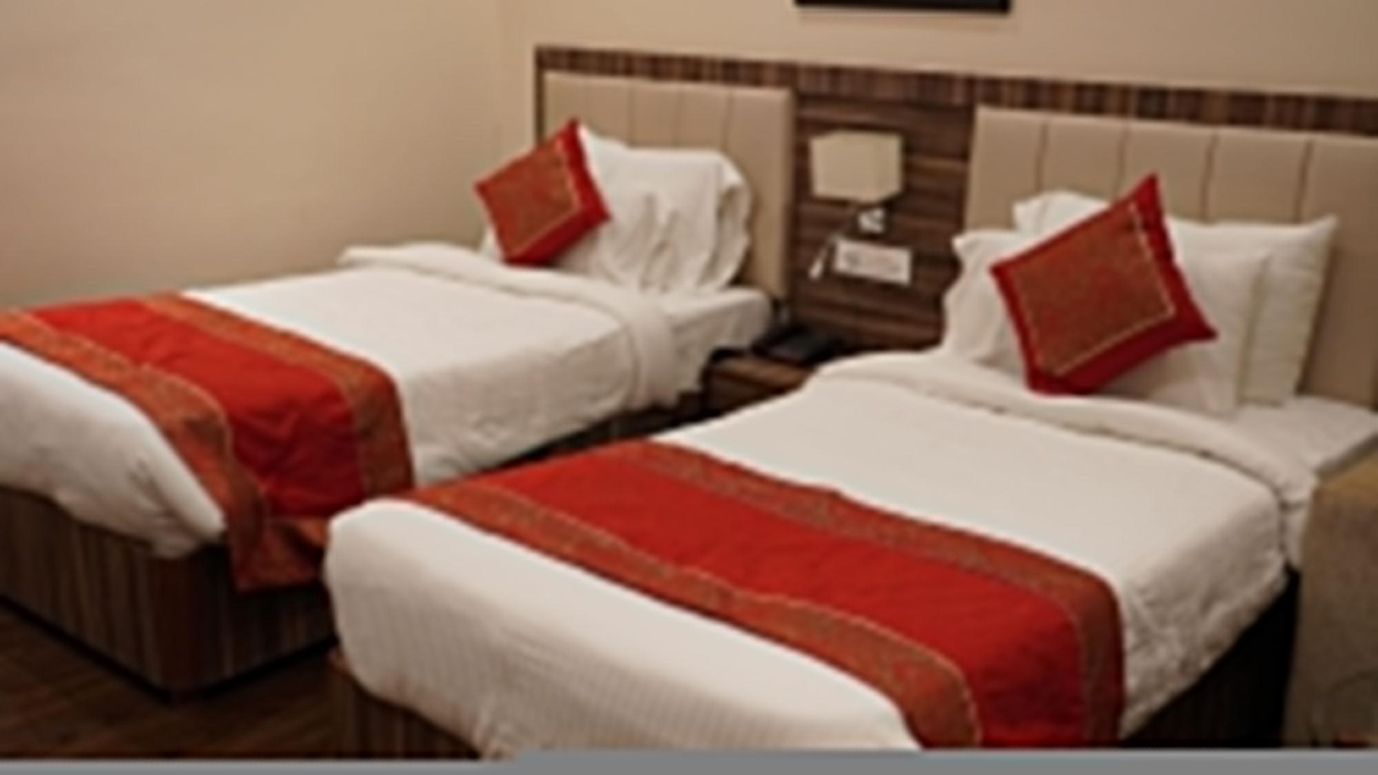 Hotel Tridev Varanasi Exterior foto