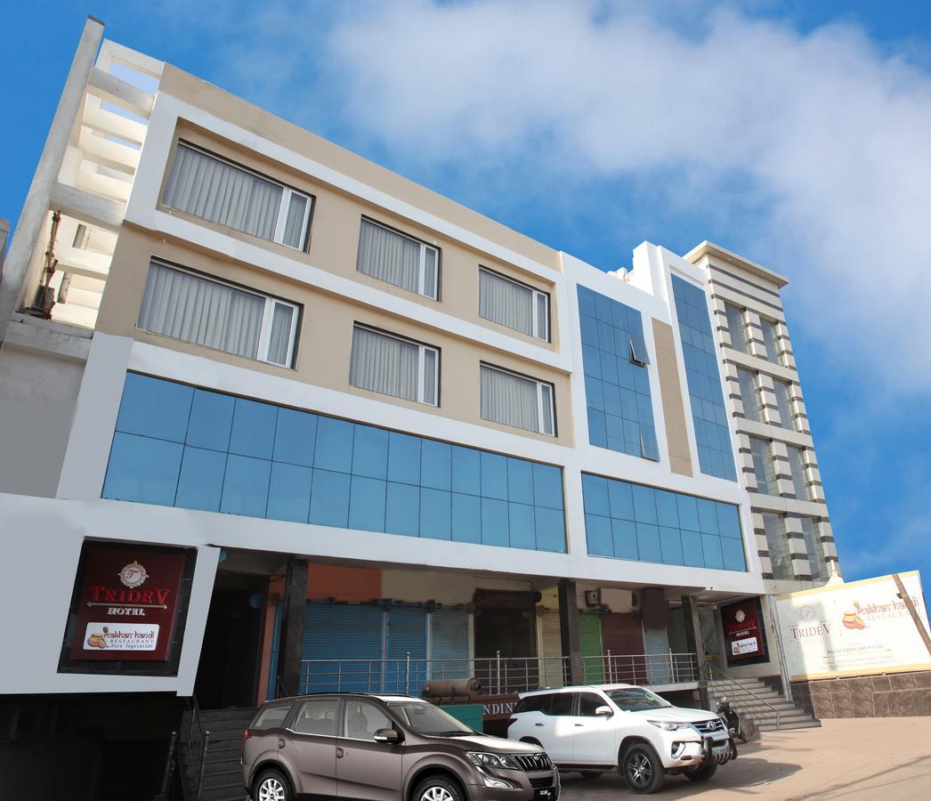 Hotel Tridev Varanasi Exterior foto