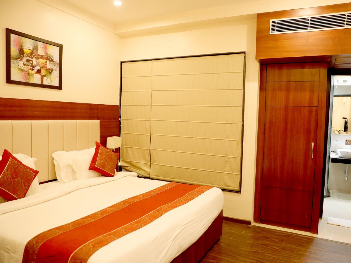 Hotel Tridev Varanasi Exterior foto