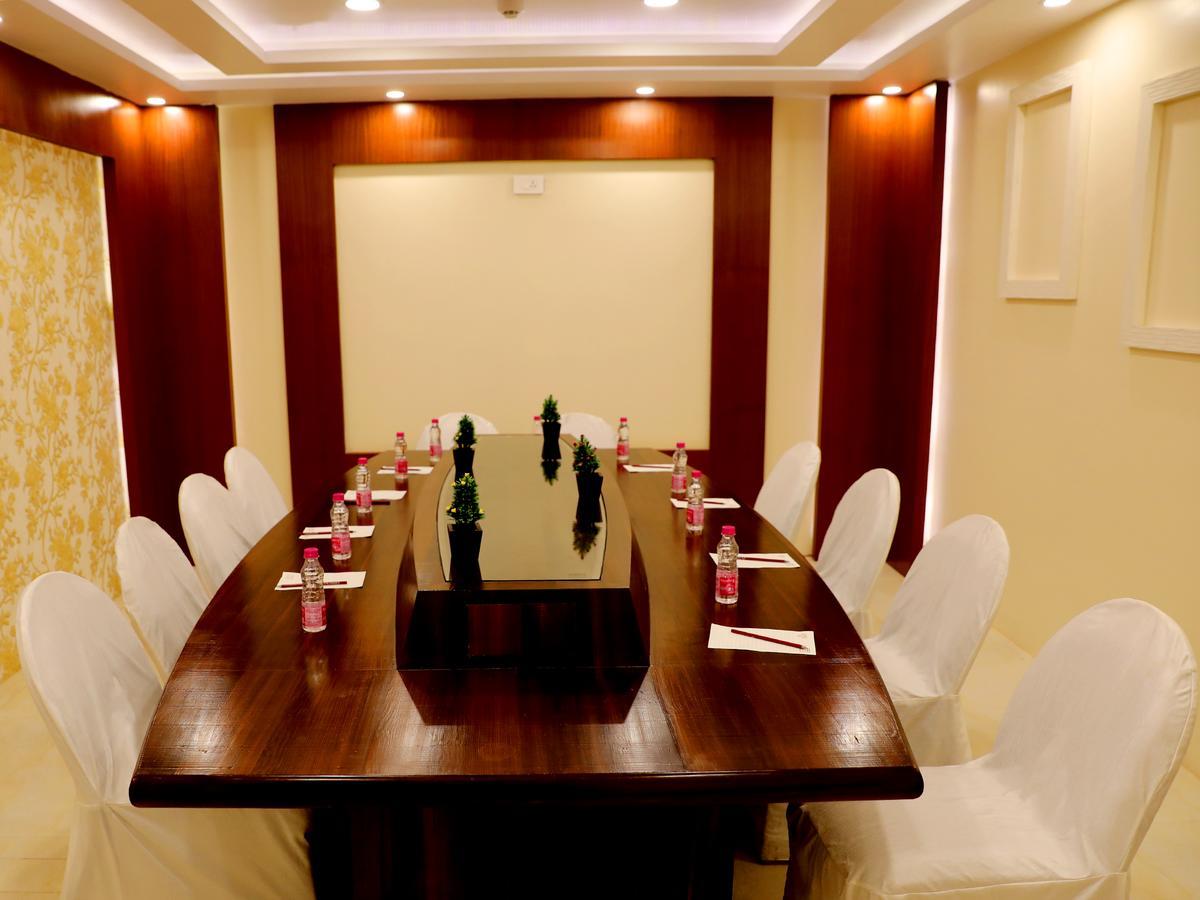 Hotel Tridev Varanasi Exterior foto