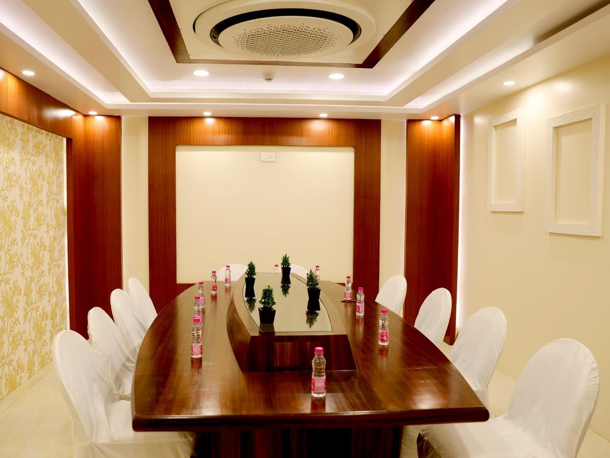 Hotel Tridev Varanasi Exterior foto