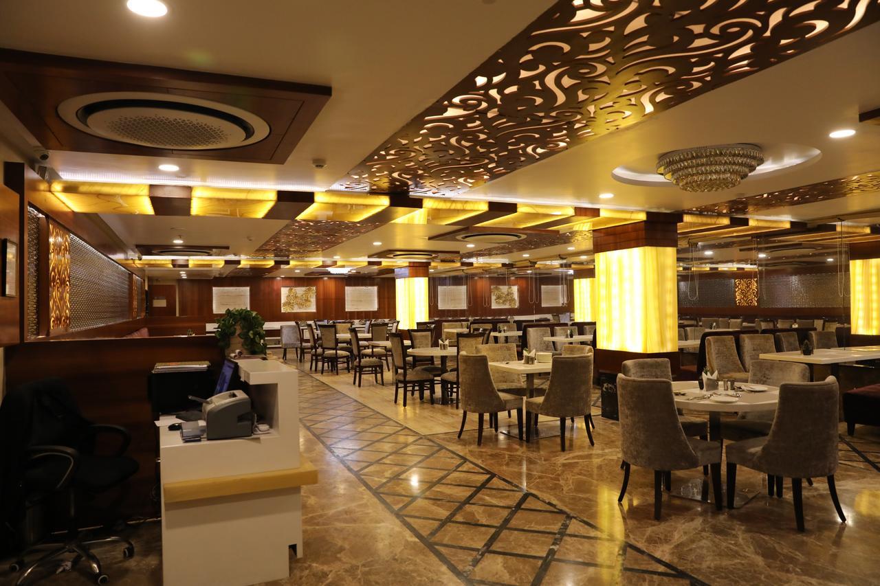 Hotel Tridev Varanasi Exterior foto